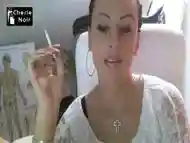 Lady whit lengthy nails smoke