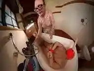 Dominatrix Mistress April - A slave bath