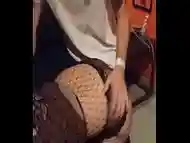 ESPOSINHA GOSTOSA E OBEDIENTE APANHANDO NA BUNDA NA FRENTE DE TODO MUNDO NA MASMORRA DE BDSM NA CASA DE SWING