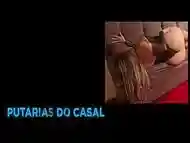 Loira recebe amante na cozinha de casa.