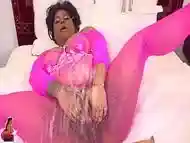 Ebony BBW gapes pussy with Speculum