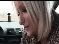 geile blonde milf wird von einem fremden im auto gefickt