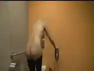 sexy Blondine geniet Analfick mit einem Fremden auf der Toilette